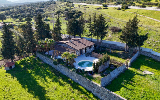 Urla Zeytinler’de 13.425 m² Arazi İçerisinde İki Adet Taş Villa