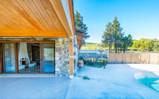 Urla Zeytinler’de 13.425 m² Arazi İçerisinde İki Adet Taş Villa