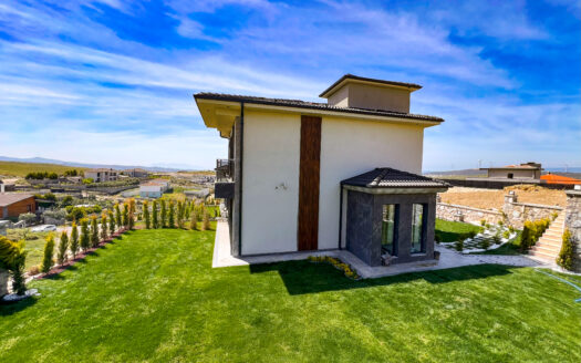 Seferihisar Düzce’de 775 m² Arsa İçinde Müstakil Havuzlu Villa