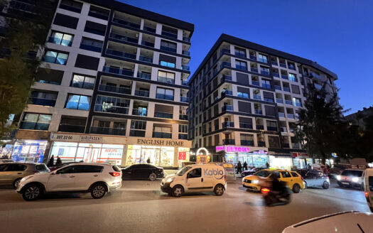 Bornova Merkezi Lokasyonda Otoparklı Sitede 2+1 Lüks Yeni Daire
