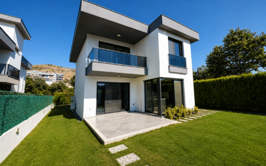 Güzelbahçe yelki’de 500 m2 arsa Tam Müstakil Havuzlu Villa
