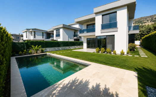 Güzelbahçe yelki’de 500 m2 arsa Tam Müstakil Havuzlu Villa