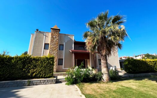 Çeşme Germiyan’da Mavi ve Yeşilin İçerisinde Denize Sıfır Malikane