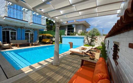 Çeşme Sakarya Mh. Havuzlu Villa