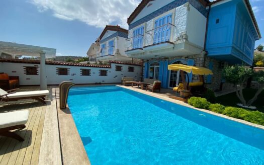 Çeşme Sakarya Mh. Havuzlu Villa