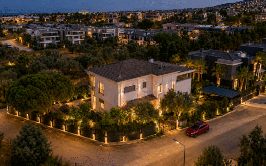 GÜZELBAHÇE YELKİ MERKEZİ LOKASYONDA VİLLA