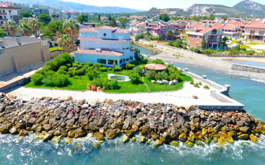Güzelbahçe Siteler’de, Denize Sıfır Yalı