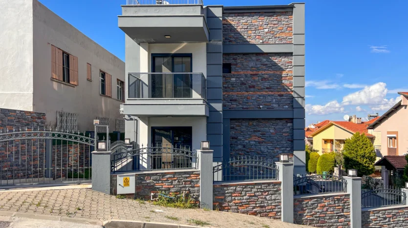 Güzelbahçe Çelebi’de Deniz Manzaralı Müstakil Villa..