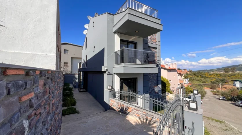 Güzelbahçe Çelebi’de Deniz Manzaralı Müstakil Villa..