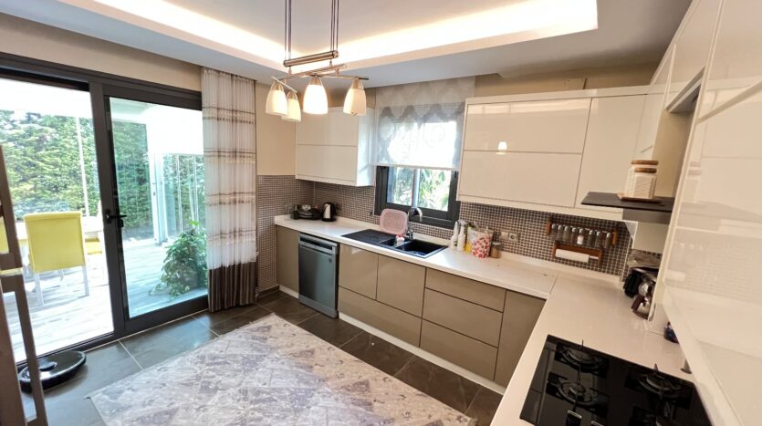 Kahramandere’de Deniz Manzaralı, Asansörlü Villa..