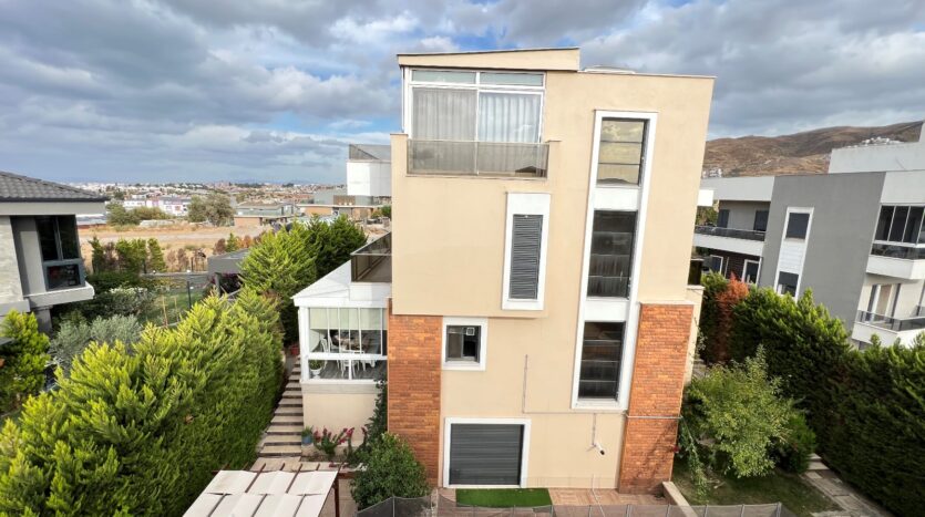 Kahramandere’de Deniz Manzaralı, Asansörlü Villa..