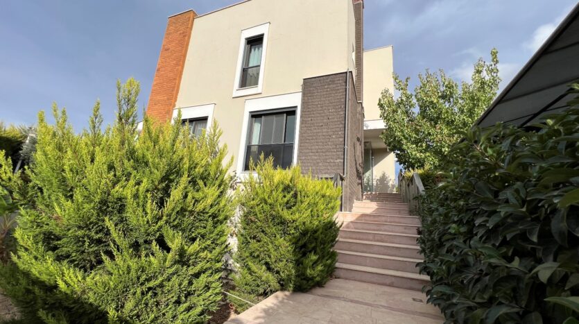 Kahramandere’de Deniz Manzaralı, Asansörlü Villa..