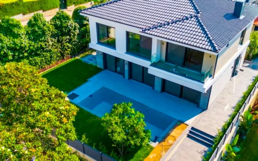 Limanreis’te 500 m2 Arsa İçerisinde, Havuzlu Villa…