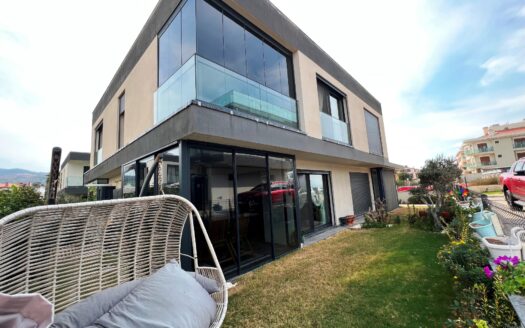 Güzelbahçe Maltepe’de Deniz Manzaralı Villa..