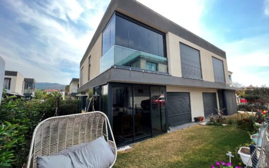Güzelbahçe Maltepe’de Deniz Manzaralı Villa..