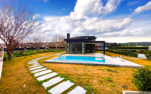 Urla Kuşçular’da Site İçerisinde Villa..