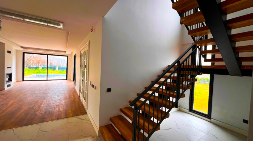 Urla Kuşçular’da Site İçerisinde Villa..