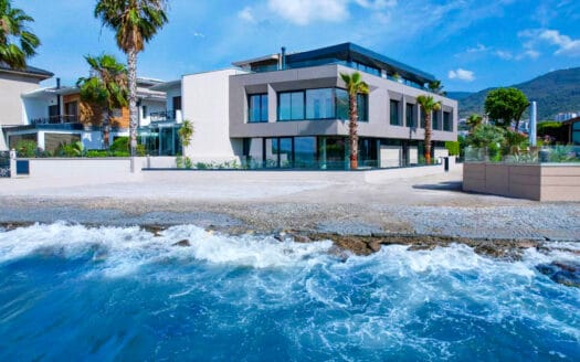 Altıevler’de Denize Sıfır Villa..