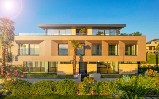 Altıevler’de Denize Sıfır Villa..
