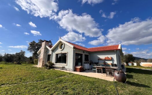 Seferisihar Ulamış’ta 9.000 m2 Arazide Tek Katlı Villa..